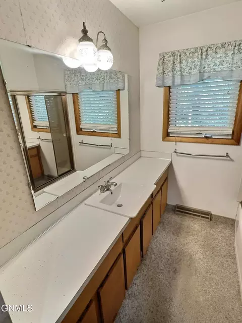 Bath - 2033 Saint Benedict Dr, Bismarck, ND 58501 photo 2 of 4