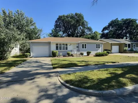 2033 Saint Benedict Dr, Bismarck, ND 58501