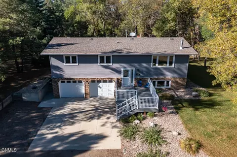 6505 Evergreen Ave, Bismarck, ND 58503
