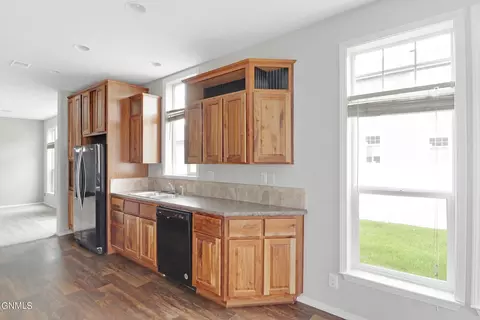 706 40th St E, Williston, ND 58801 photo 9
