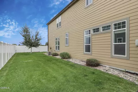 706 40th St E, Williston, ND 58801 photo 4