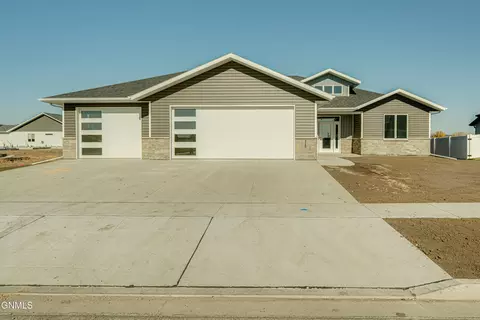 320 Lennox Dr, Bismarck, ND 58504