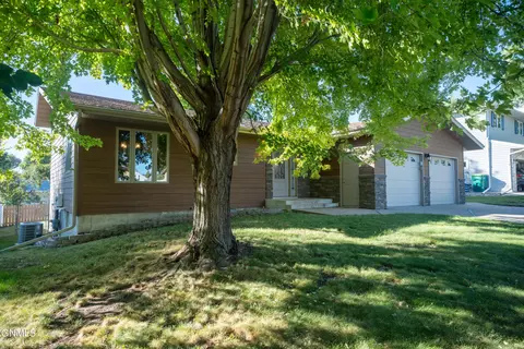 1957 N 20th St, Bismarck, ND 58501