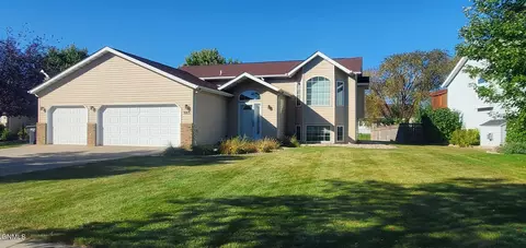3215 44th Ave S, Fargo, ND 58104