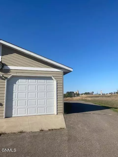 10369 Nd-200, Killdeer, ND 58640 photo 4