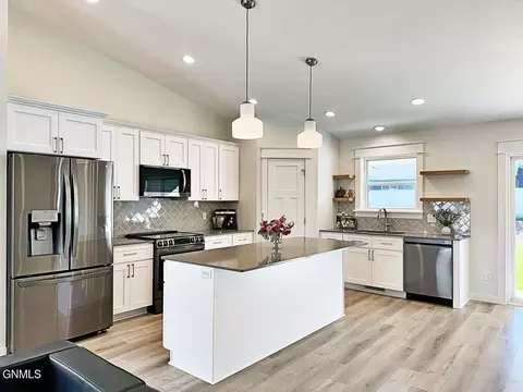 3021 27th Ave W, Williston, ND 58801 photo 7
