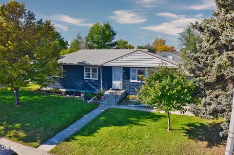 1117 4th Ave W, Williston, ND 58801 photo 2