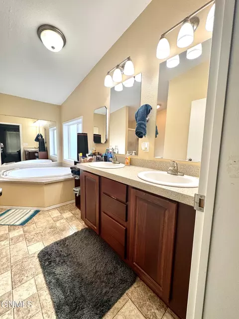 Bath - 5604 Stoneview Ave, Williston, ND 58801 photo 1 of 3