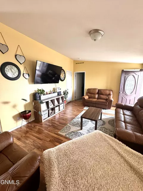 Living - 5604 Stoneview Ave, Williston, ND 58801 photo 1 of 2