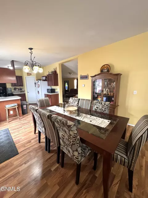 Dining - 5604 Stoneview Ave, Williston, ND 58801 photo 3 of 4