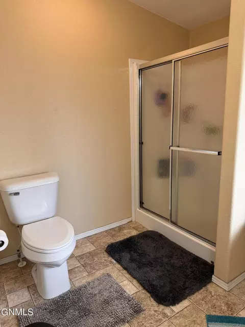 Bath - 5604 Stoneview Ave, Williston, ND 58801 photo 2 of 3