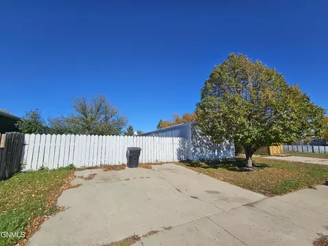 1818 32nd St W, Williston, ND 58801