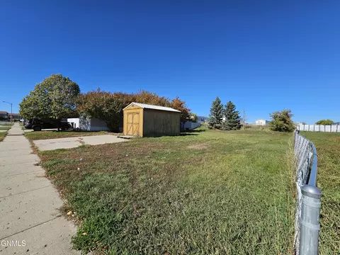 1818 32nd St W, Williston, ND 58801 photo 8