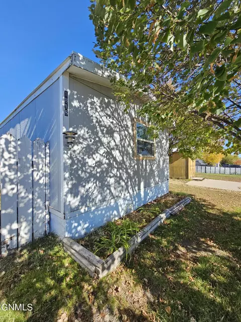 1818 32nd St W, Williston, ND 58801 photo 2