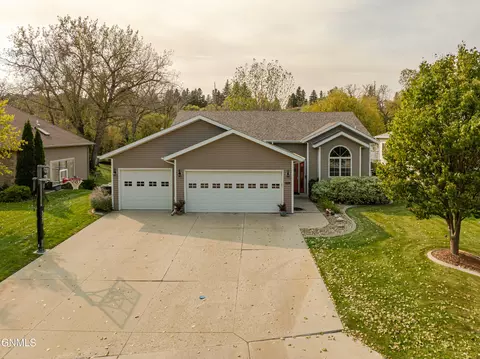 1705 River Dr NE, Mandan, ND 58554