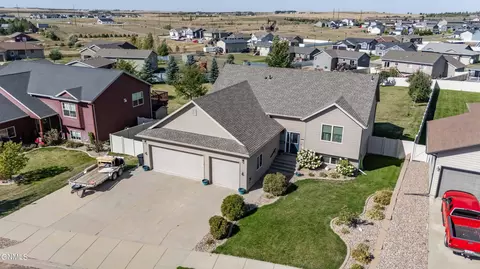 2841 Prairie Oak Dr, Dickinson, ND 58601