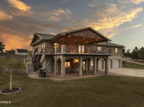 512 4th Ave Sw Ave SW, Surrey, ND 58785