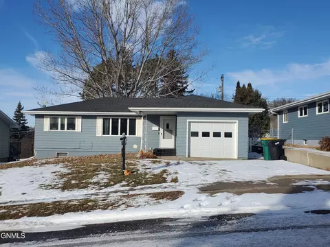 616 29th St, Bismarck, ND 58501