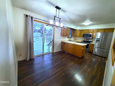 616 29th St, Bismarck, ND 58501 photo 4