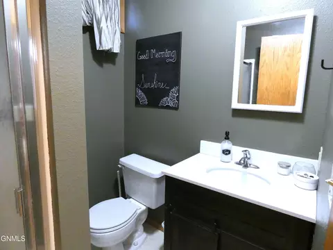 616 29th St, Bismarck, ND 58501 photo 18