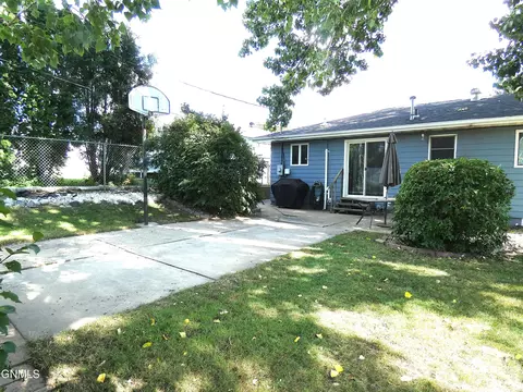 616 29th St, Bismarck, ND 58501 photo 38