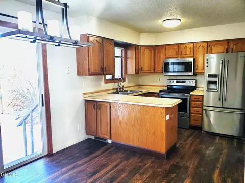 616 29th St, Bismarck, ND 58501 photo 5