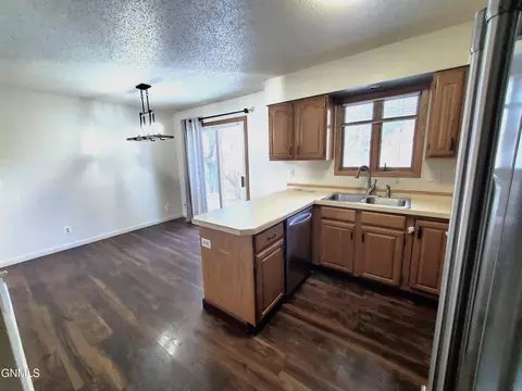 616 29th St, Bismarck, ND 58501 photo 7