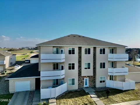 1113 Lasalle Dr E, Bismarck, ND 58503