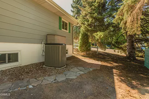 Exterior - 925 Arthur Dr, Bismarck, ND 58501 photo 19 of 21