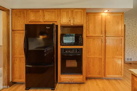 Kitchen - 925 Arthur Dr, Bismarck, ND 58501 photo 8 of 10