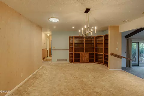 Living - 925 Arthur Dr, Bismarck, ND 58501 photo 3 of 8