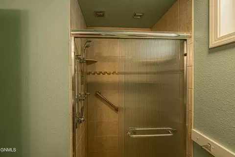 Bath - 925 Arthur Dr, Bismarck, ND 58501 photo 8 of 11