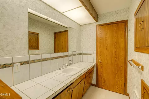 Bath - 925 Arthur Dr, Bismarck, ND 58501 photo 4 of 11