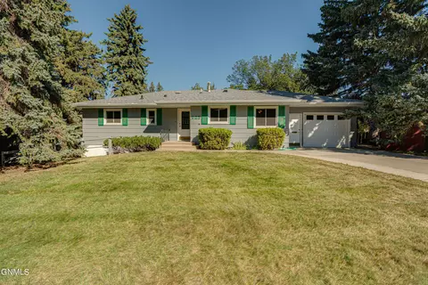 925 Arthur Dr, Bismarck, ND 58501