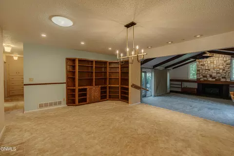 Living - 925 Arthur Dr, Bismarck, ND 58501 photo 2 of 8
