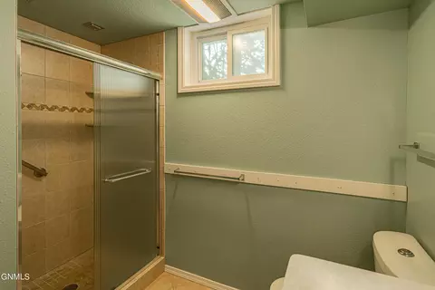Bath - 925 Arthur Dr, Bismarck, ND 58501 photo 7 of 11