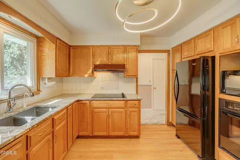 Kitchen - 925 Arthur Dr, Bismarck, ND 58501 photo 4 of 10