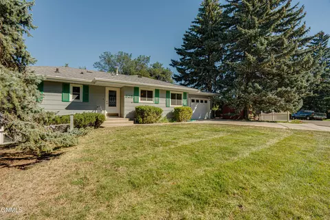 Exterior - 925 Arthur Dr, Bismarck, ND 58501 photo 9 of 21
