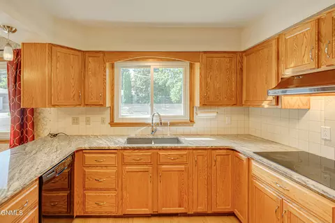 Kitchen - 925 Arthur Dr, Bismarck, ND 58501 photo 5 of 10