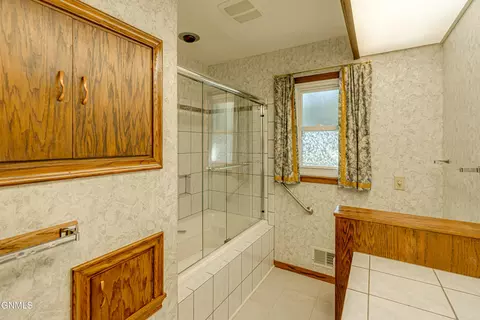 Bath - 925 Arthur Dr, Bismarck, ND 58501 photo 2 of 11