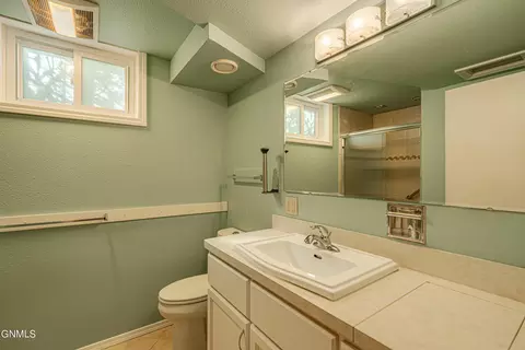 Bath - 925 Arthur Dr, Bismarck, ND 58501 photo 6 of 11