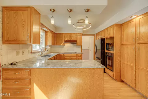Kitchen - 925 Arthur Dr, Bismarck, ND 58501 photo 2 of 10