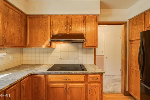 Kitchen - 925 Arthur Dr, Bismarck, ND 58501 photo 7 of 10