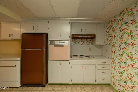 Kitchen - 925 Arthur Dr, Bismarck, ND 58501 photo 10 of 10