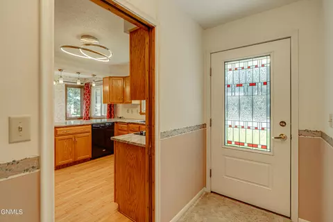 Entry Way - 925 Arthur Dr, Bismarck, ND 58501 photo 3 of 5