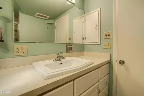 Bath - 925 Arthur Dr, Bismarck, ND 58501 photo 10 of 11