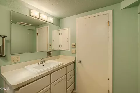 Bath - 925 Arthur Dr, Bismarck, ND 58501 photo 9 of 11