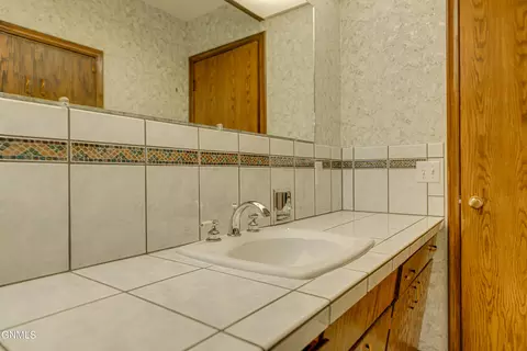 Bath - 925 Arthur Dr, Bismarck, ND 58501 photo 5 of 11