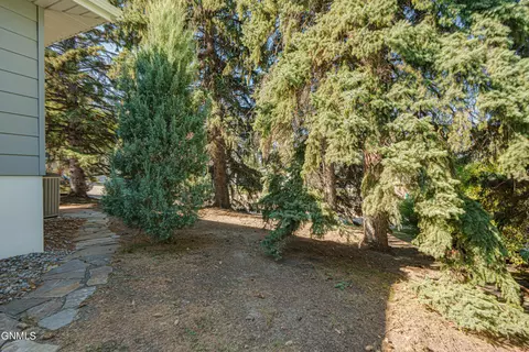 Exterior - 925 Arthur Dr, Bismarck, ND 58501 photo 4 of 21