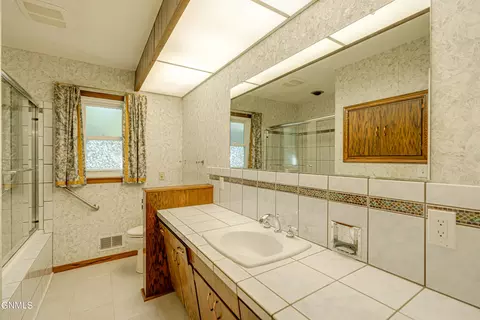 Bath - 925 Arthur Dr, Bismarck, ND 58501 photo 1 of 11